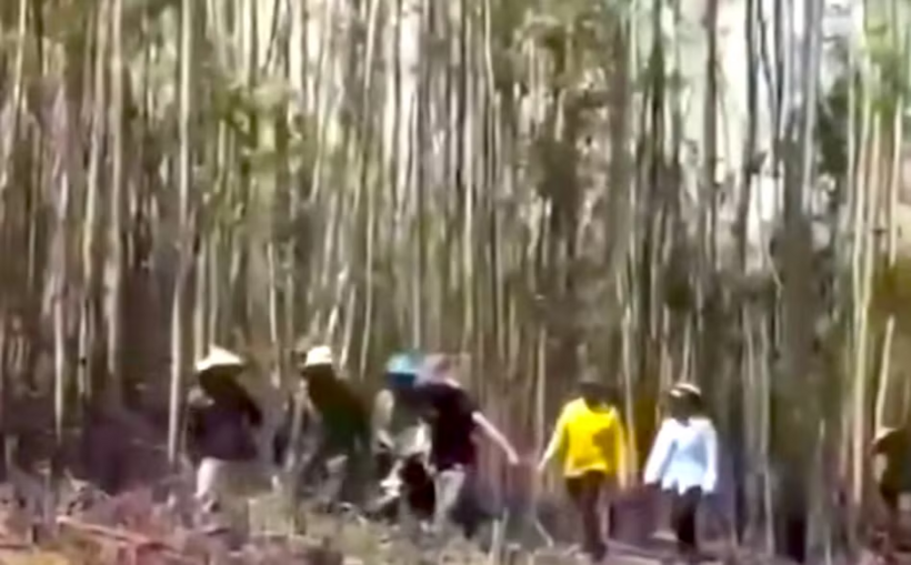 Người dân và lực lượng chức năng đưa thi thể nạn nhân ra ngoài. (Ảnh: Tiền phong)