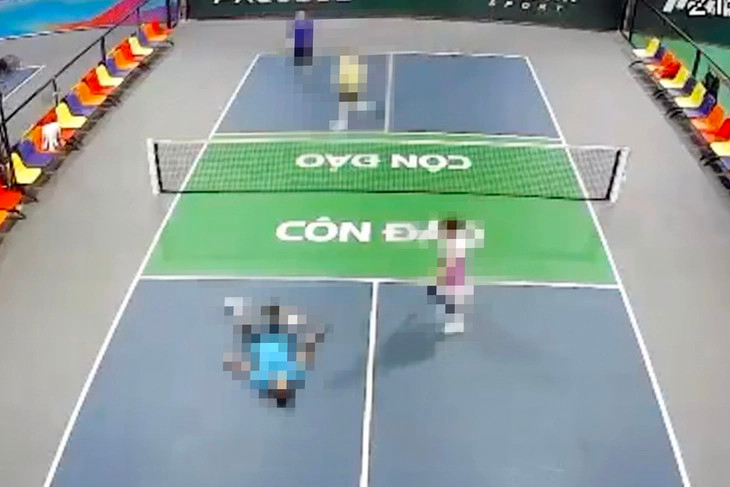 Người đàn ông đang chơi pickleball bất ngờ đổ gục, tử vong sau đó. Ảnh: VietNamnet