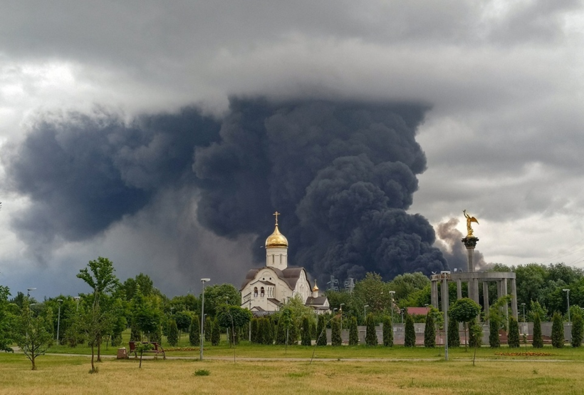 Khói bốc lên từ một nhà máy lọc dầu ở Moscow sau cuộc tấn công bằng UAV của Ukraine, ngày 18/6/2026. Ảnh:&nbsp;Mạng xã hội/Reuters