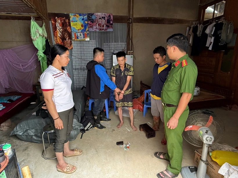 Đối tượng Dương Văn Kính cùng tang vật thu được tại nhà của đối tượng. Ảnh Công an tỉnh Lào Cai.