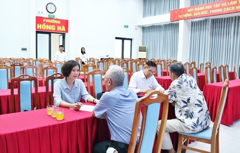 Trong chương trình hội nghị, luật gia Phạm Thu Hương – Chánh văn phòng Hội Luật gia Tp.Hà Nội và luật sư Nguyễn Quốc Tuấn còn tư vấn pháp luật miễn phí cho người dân có nhu cầu.