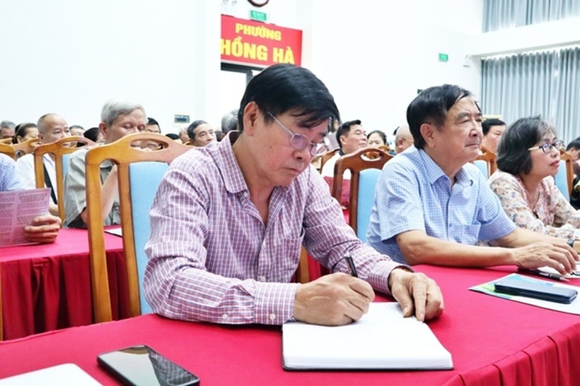 Người dân ghi chép lại những nội dung quan trọng.
