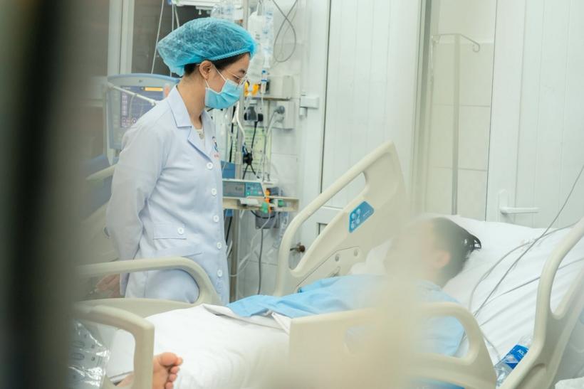 Bệnh nhân được các bác sĩ chăm sóc tại bệnh viện. Ảnh: Dân trí