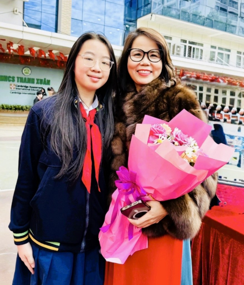 Nữ sinh Phạm Mai Dung cùng cô hiệu trưởng Trường THCS Thanh Xuân - Nguyễn Thanh Huyền. Ảnh: VietNamnet