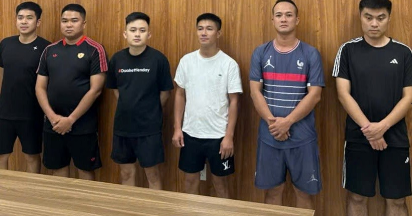 Các đối tượng tổ chức đánh bạc và đánh bạc dưới hình thức cá độ bóng đá. (Ảnh: Công an Hải Phòng)