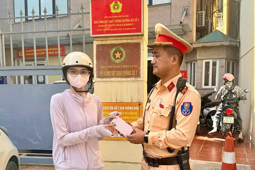 CSGT hỗ trợ người dân tìm lại tài sản thất lạc.