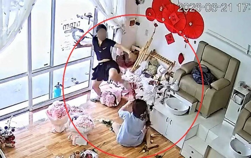 Hình ảnh cô gái bị hành hung trong cửa hàng làm đẹp. (Ảnh: Dân trí)