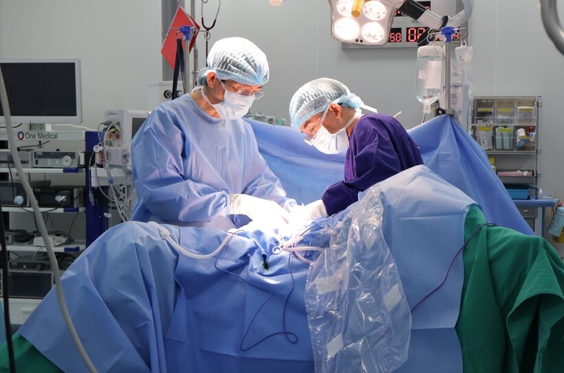 Sau hơn nửa năm chuẩn bị với sự theo dõi sát sao của các bác sĩ Vinmec, bệnh nhân chính thức bước vào ca phẫu thuật quyết định