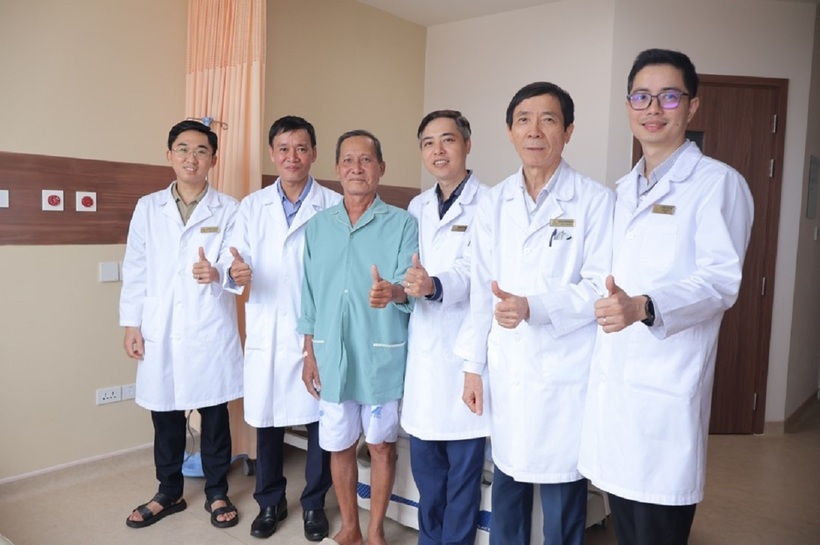 Chỉ sau 24 giờ phẫu thuật, bệnh nhân đã có thể ngồi dậy, tập vận động và đi lại