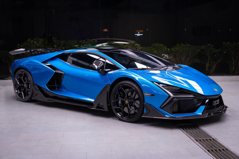 Siêu xe Lamborghini Revuelto màu xanh độc lạ. (Ảnh: VietnamNet)