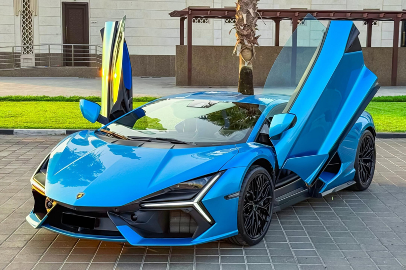 Chiếc Lamborghini Revuelto màu xanh hiếm gặp vừa được bắt gặp xuất hiện trên đường phố TP.HCM. (Ảnh: VietnamNet)