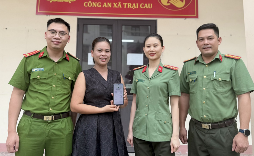 Chị Phạm Thị Minh gửi lại số tiền cho người chuyển khoản nhầm trước sự chứng kiến của cơ quan Công an.
