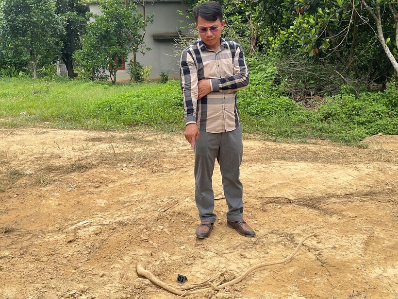 Đối tượng Nguyễn Như Mạnh tại hiện trường nơi cưỡng đoạt tài sản. Ảnh Công an tỉnh Phú Thọ.