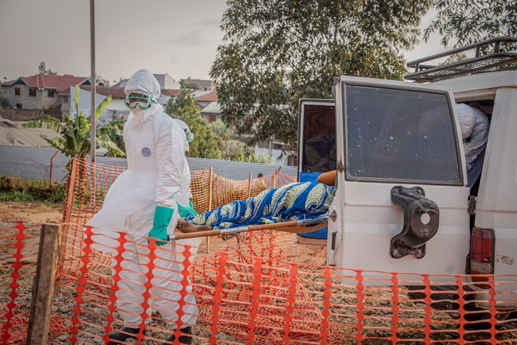 Nhân viên y tế đưa một bệnh nhân mắc Ebola từ xe cứu thương vào Trung tâm điều trị Ebola ở thành phố Bunia, tỉnh Ituri, miền đông Cộng hòa Dân chủ Congo ngày 23-6 - Ảnh: AFP