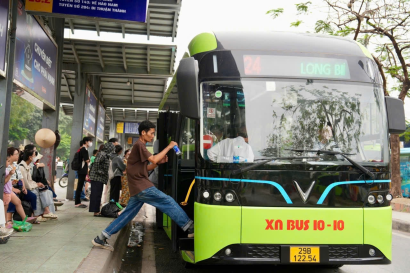 Hà Nội dùng vé điện tử liên thông cho giao thông công cộng từ 25/6. (Ảnh: VietnamNet)