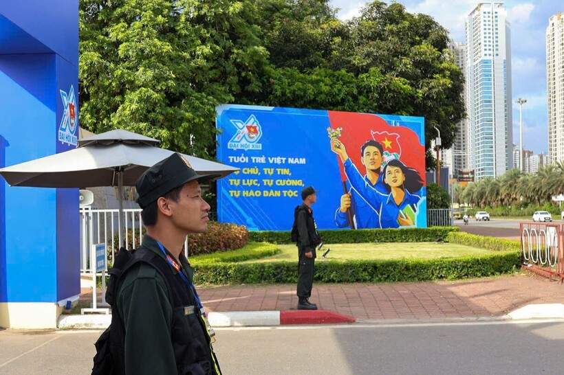 Lực lượng Cảnh sát cơ động và công an phường Từ Liêm bảo đảm ANTT phục vụ Đại hội.