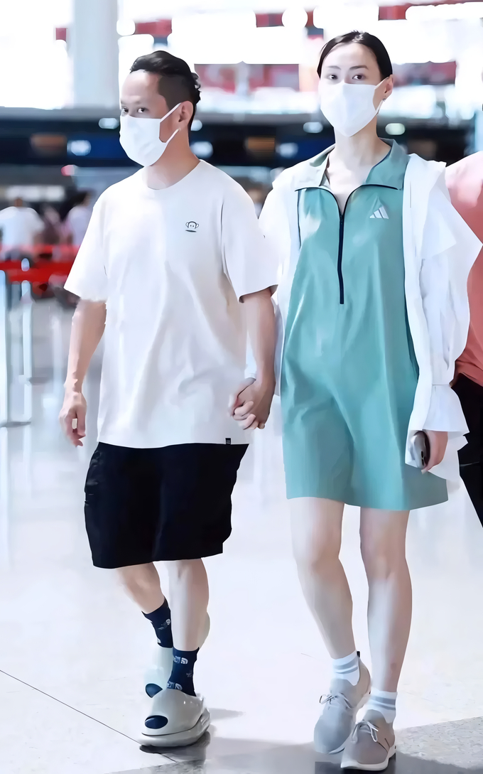 Lương Lạc Thi nắm tay Mã Dục Kha tại sân bay. Ảnh:&nbsp;Weibo