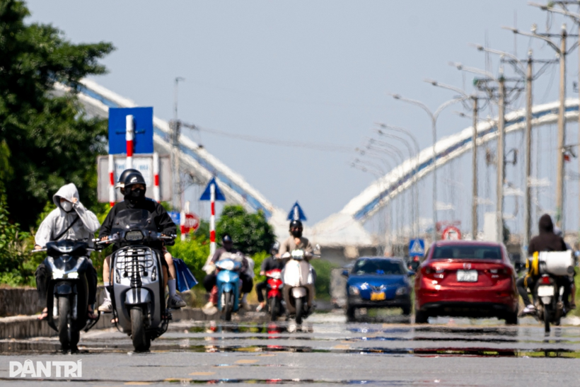 Hà Nội bị "nung nóng" 50 độ C, xuất hiện ảo ảnh vũng nước trên mặt đường. Ảnh: Báo Dân trí.
