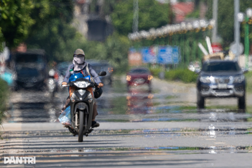 Nhiệt độ ngoài trời ở Hà Nội vào giữa trưa tăng cao trên 40 độ C do hiệu ứng đô thị. Ảnh: Báo Dân trí.