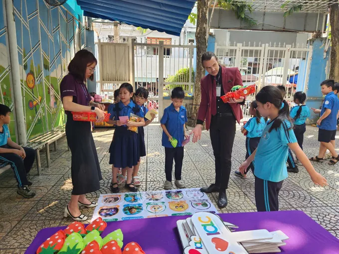 Học sinh Trường Tiểu học Hòa Bình (phường Sài Gòn) tham gia hoạt động với giáo viên nước ngoài. Ảnh: Sài Gòn Giải phóng.