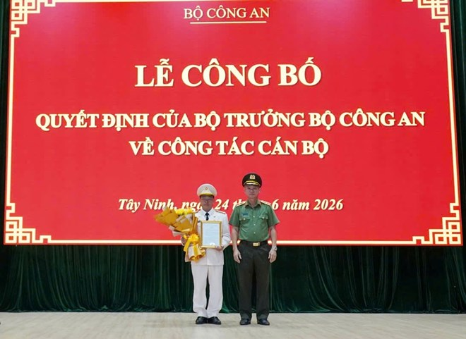 Thiếu tướng Vũ Như Hà, Giám đốc Công an tỉnh Tây Ninh, trao quyết định cho Đại tá Phạm Thanh Tùng (Ảnh: Yến Trinh).