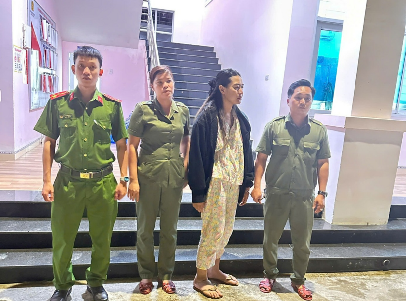 Đối tượng Bùi Phương Hồng&nbsp; (đối tượng khoác áo màu đen) bị lực lượng công an bắt giữ.