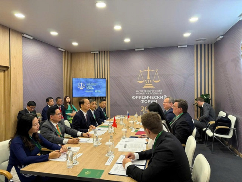 Bộ trưởng Bộ Tư pháp Việt Nam Hoàng Thanh Tùng hội đàm cùng Bộ trưởng Bộ Tư pháp Liên bang Nga Konstantin Anatolyevich Chuychenko.