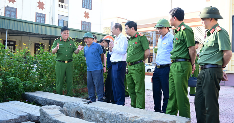 tá Bùi Trung Thành - Phó Giám đốc, Thủ trưởng Cơ quan Cảnh sát điều tra Công an thành phố bàn giao tang vật tại trụ sở Công an phường Ái Quốc.