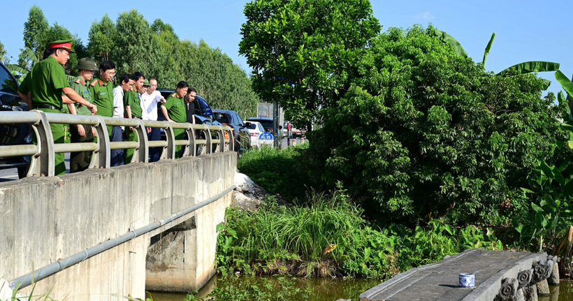Đại tá Bùi Trung Thành - Phó Giám đốc, Thủ trưởng Cơ quan Cảnh sát điều tra Công an thành phố kiểm tra hiện trường vụ án.