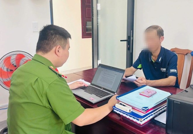 Công an xã Avương, Đà Nẵng xử phạt người đàn ông đánh vợ. (Ảnh: Công an TP.Đà Nẵng)