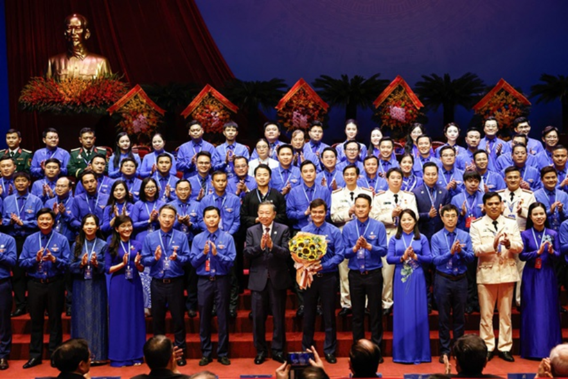 Tổng Bí thư, Chủ tịch nước Tô Lâm tặng hoa chúc mừng Ban chấp hành Trung ương Đoàn khoá XIII (Ảnh: Như Ý).