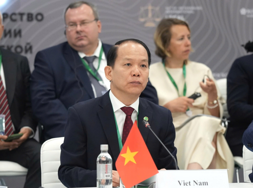 Bộ trưởng Hoàng Thanh Tùng nhấn mạnh Việt Nam xác định pháp luật không chỉ là công cụ quản lý nhà nước, mà còn là nền tảng của Nhà nước pháp quyền, là động lực phát triển, là phương thức bảo vệ quyền và lợi ích hợp pháp của người dân, doanh nghiệp, đồng thời là cầu nối quan trọng trong hợp tác quốc tế.