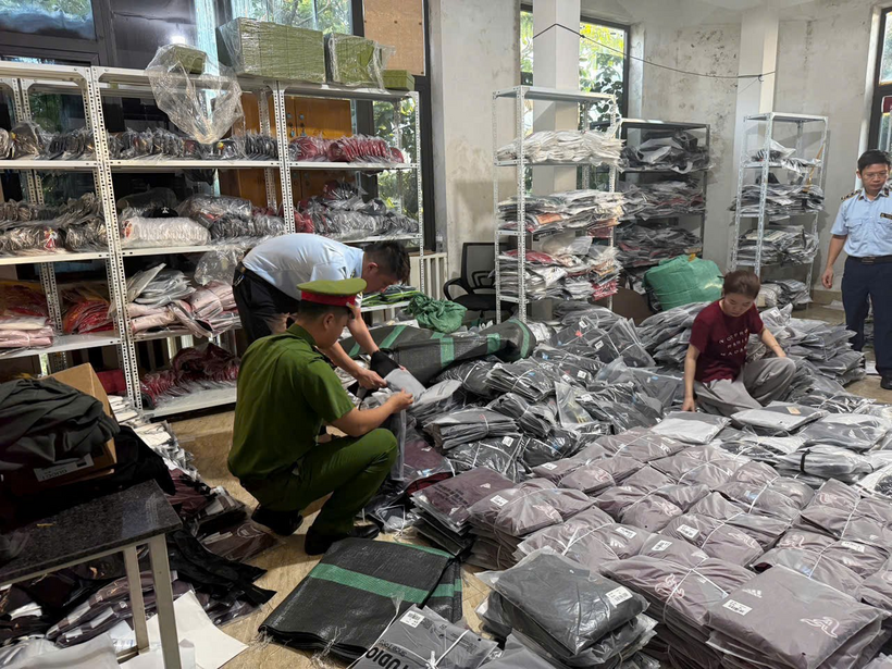 Lực lượng Quản lý thị trường và Công an xã Phù Đổng kiểm tra cơ sở kinh doanh quần áo tại Khu công nghiệp Ninh Hiệp. Ảnh: QLTTHN