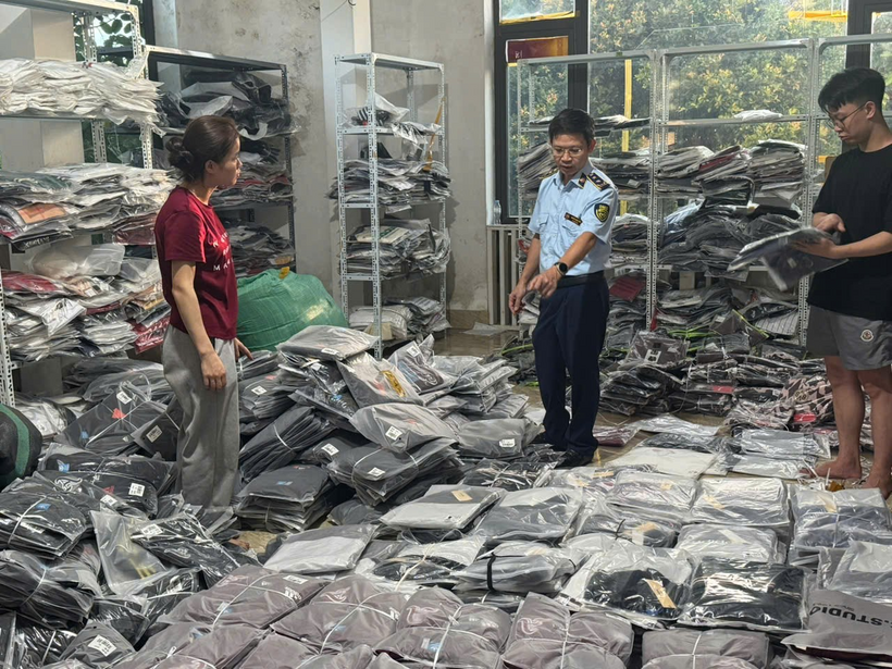 Toàn bộ số hàng hóa có dấu hiệu xâm phạm quyền sở hữu công nghiệp đã được lực lượng chức năng tạm giữ để xác minh, xử lý theo quy định. Ảnh: QLTTHN