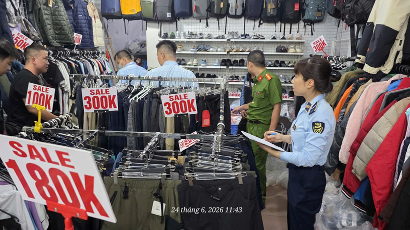 Kiểm tra cửa hàng thời trang tại số 30 Hàng Đào, lực lượng chức năng phát hiện nhiều hàng hóa nghi giả mạo nhãn hiệu. Ảnh: QLTT Hà Nội.