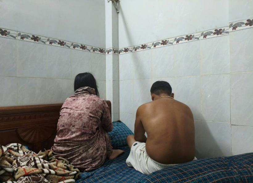 Một đôi nam nữ "vui vẻ" tại nhà trọ T.Đ. Ảnh: Công an Đồng Tháp