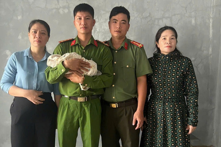 Công an xã Tân Mỹ cùng các đoàn thể tiếp nhận bé trai sơ sinh bị bỏ rơi trước chùa Hoằng Phúc. (Ảnh: Công an xã Tân Mỹ)