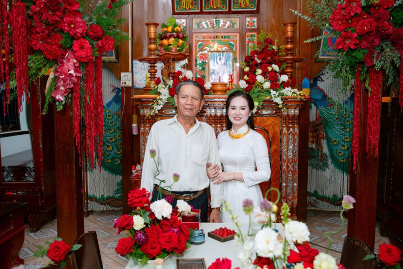 Ông nội dày công chăm sóc vườn hoa mừng Cẩm Tú lấy chồng.