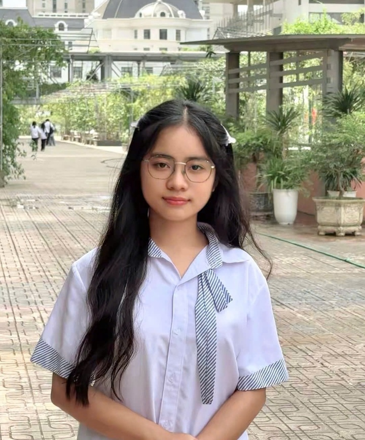 Hiện tại, Hà Chi dự định sẽ sử dụng kết quả này để nộp hồ sơ ứng tuyển vào các trường đại học thuộc khối ngành Kinh tế - Tài chính tại Singapore, Hà Lan và Australia vào năm học tới. Ảnh: VnExpress