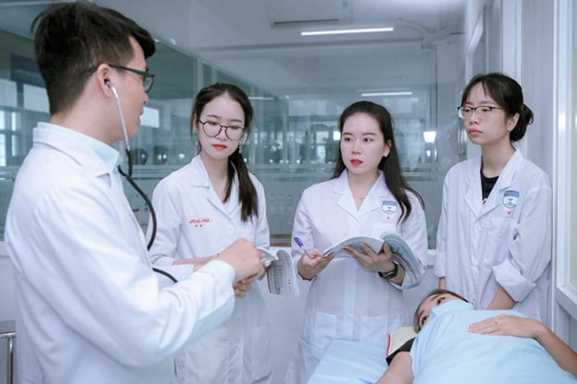 Các chuyên gia cho rằng, việc nhiều đại học ngoài công lập mở ngành Y khoa giúp bổ sung nguồn nhân lực bác sĩ, nhưng cốt lõi vẫn phải nằm ở khâu kiểm soát chất lượng đào tạo. Ảnh minh họa