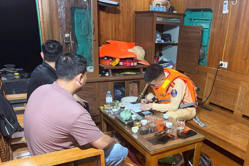 Lực lượng chức năng lập biên bản vi phạm đối với những người liên quan.