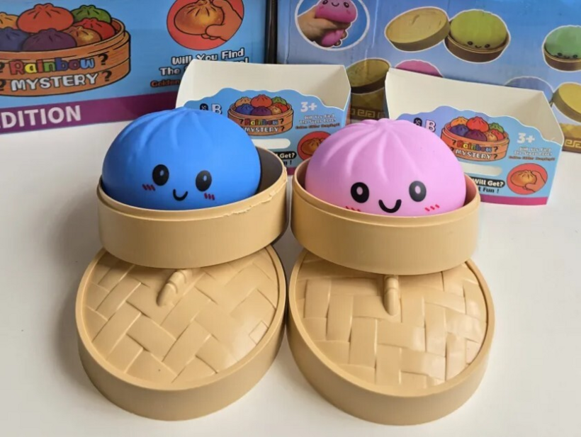 Các bậc phụ huynh được cảnh báo về an toàn loại đồ chơi "bánh bao squishy" đang gây sốt trên mạng xã hội. Ảnh: Hội đồng thành phố Swansea