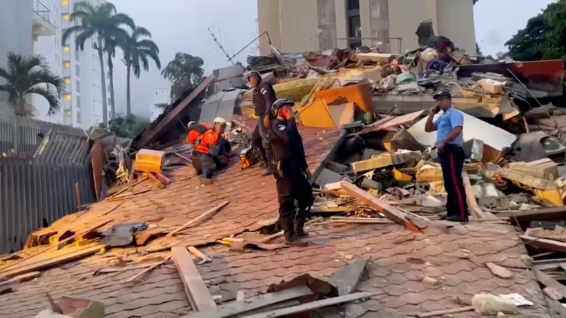 Một tòa nhà bị sập sau trận động đất. Ảnh Reuters.