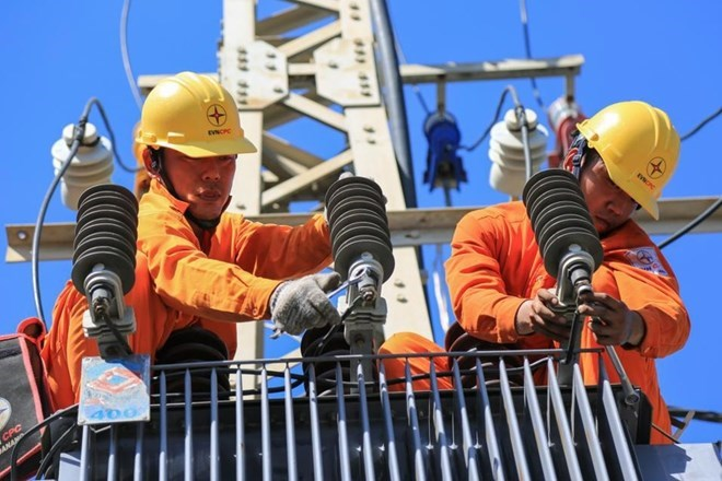 Bộ Công Thương đề xuất áp dụng giá điện giờ cao điểm với người dùng điện sinh hoạt. Ảnh: EVN.