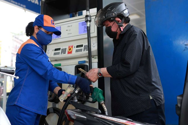 Giá xăng E10 giảm mạnh từ 15h chiều nay (25/6). (Ảnh: Lao động)