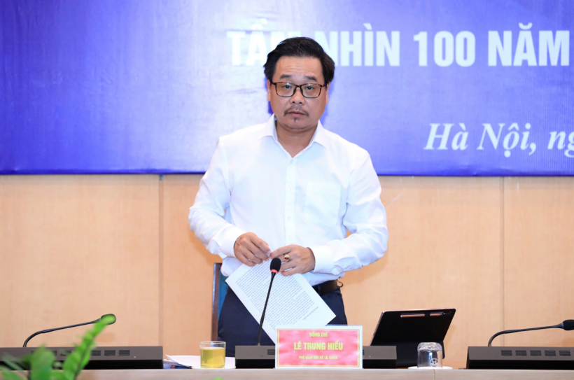 Ông Lê Trung Hiếu – Phó Giám đốc Sở Tài chính Hà Nội báo cáo tại hội nghị.