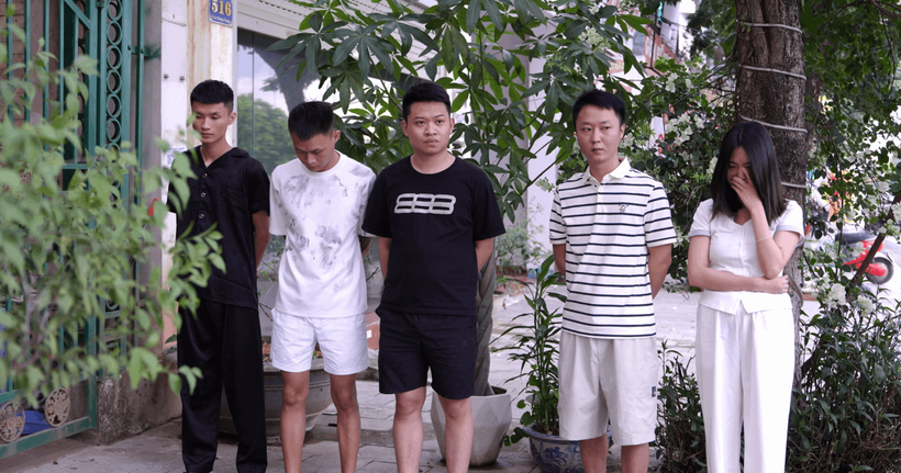 Lực lượng Công an dẫn giải các đối tượng đến căn nhà số 518 đường An Dương Vương, phường Lào Cai để thực hiện các hoạt động điều tra. (Ảnh: Công an Lào Cai)