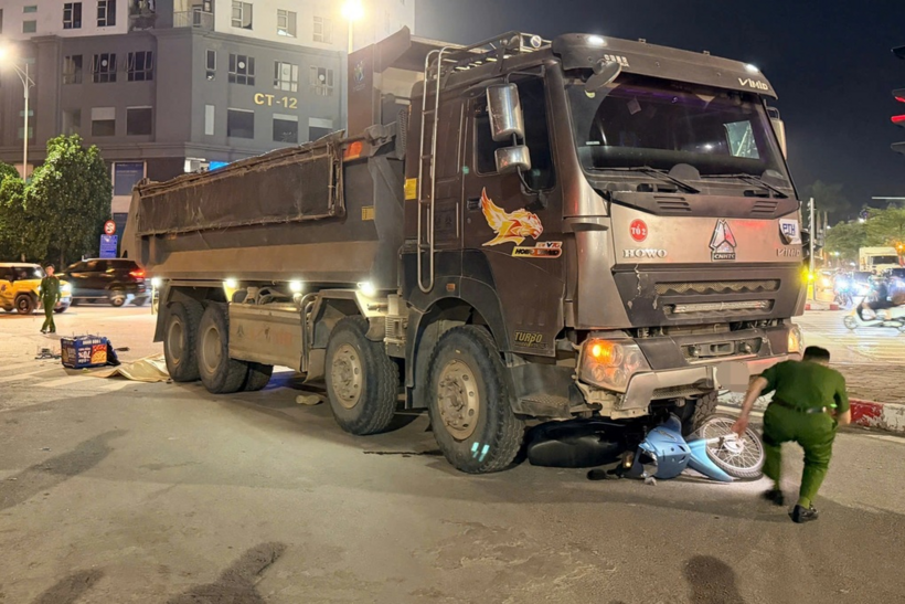 Cảnh sát khám nghiệm hiện trường vụ tai nạn (Ảnh: Hiếu Thanh).