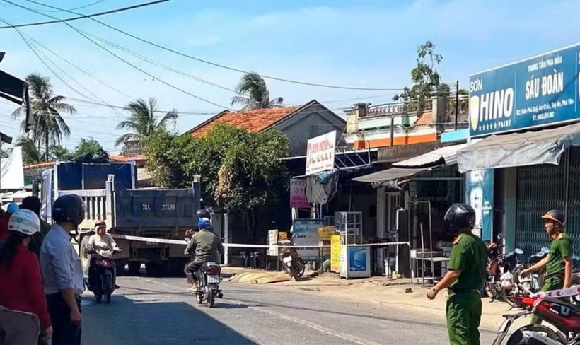 Công an xã Tuy An Nam bảo vệ hiện trường vụ tai nạn để phục vụ công tác khám nghiệm, điều tra nguyên nhân. Ảnh: Công an nhân dân.