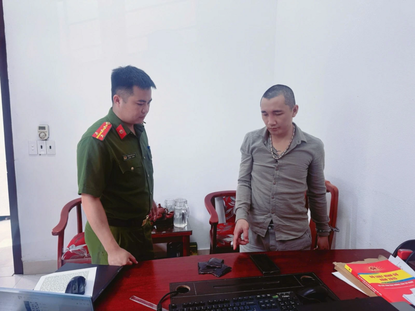 Đối tượng Đỗ Hải Sơn (áo xám). Ảnh: Báo Thanh Hóa